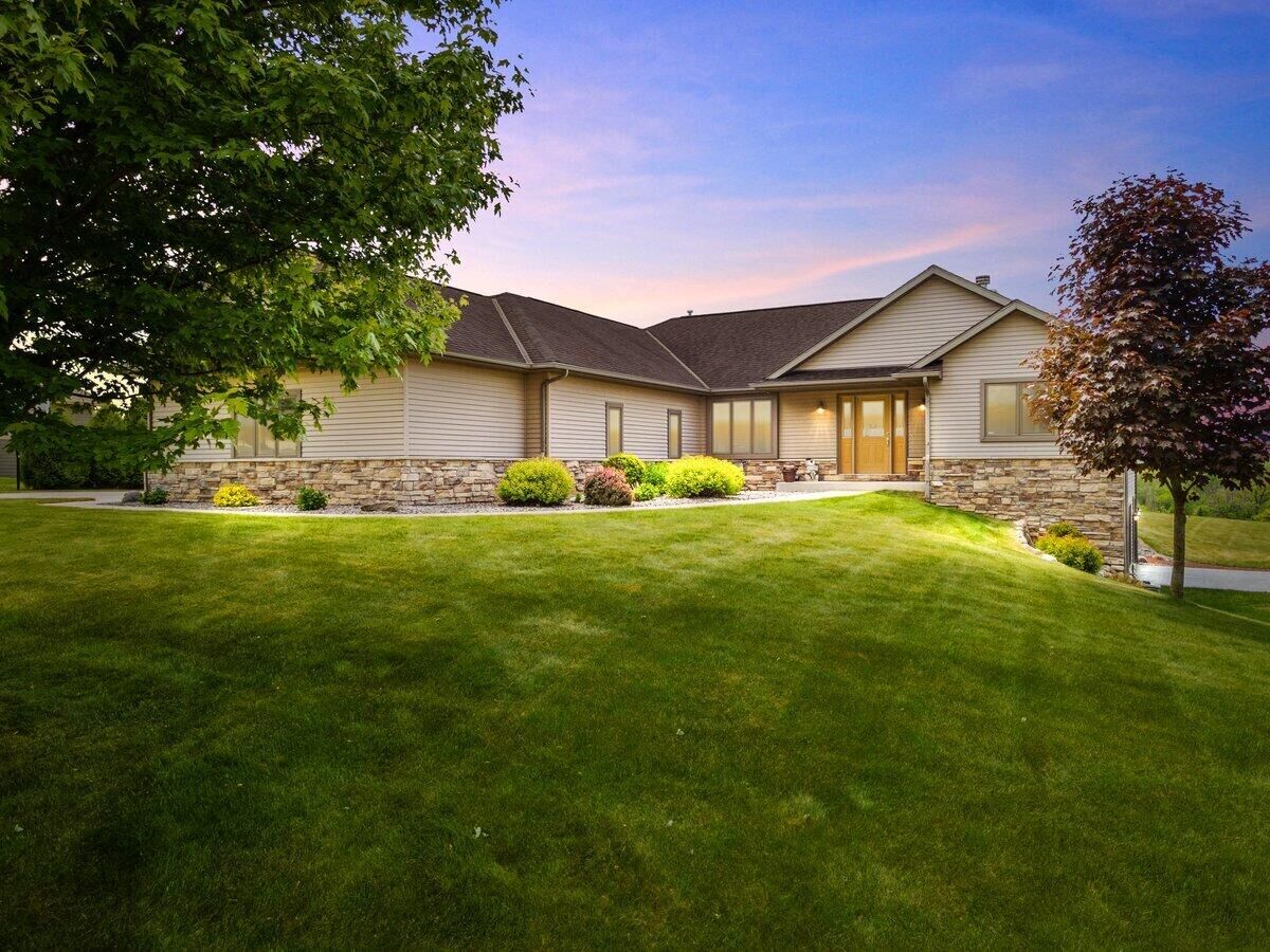 Property Photo: 5565 Fieldcrest Dr WI 53027