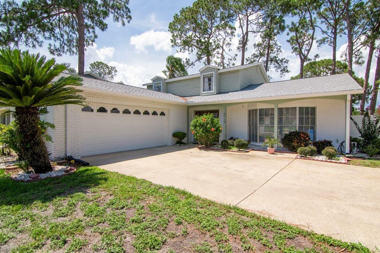 Property Photo: 8018 Greenshire Drive FL 33634