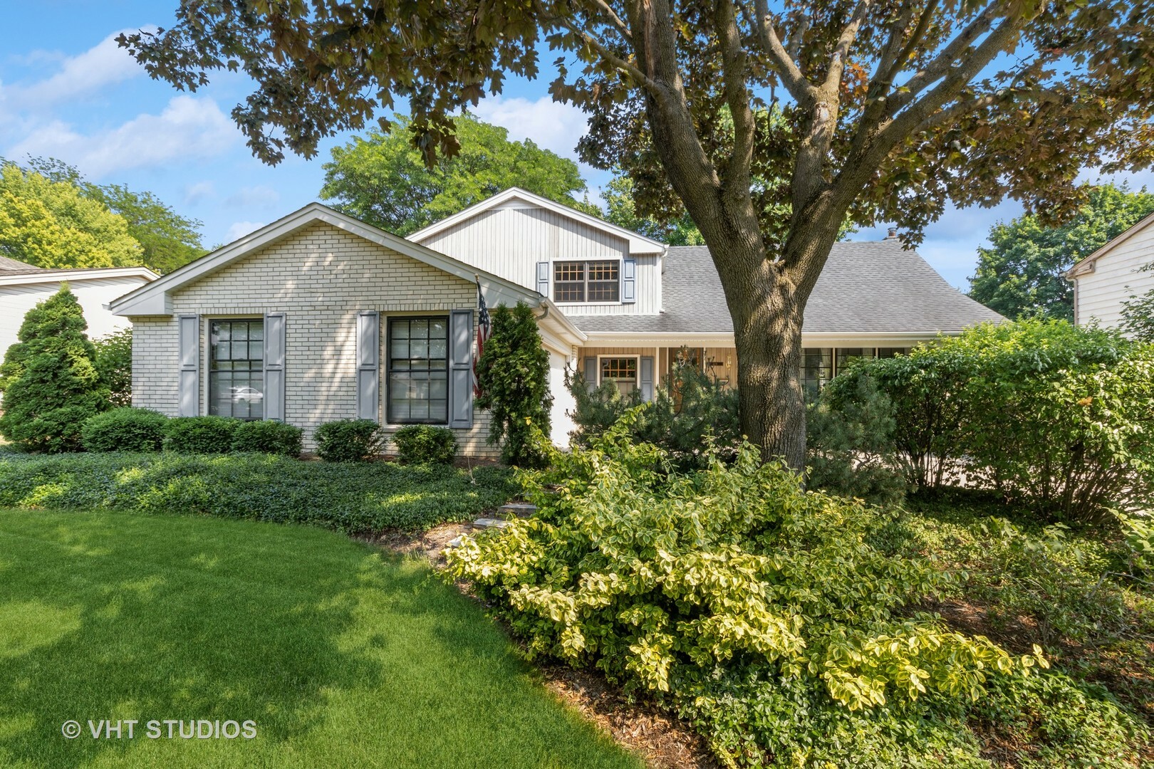 Property Photo: 919 N Crestview Drive IL 60067