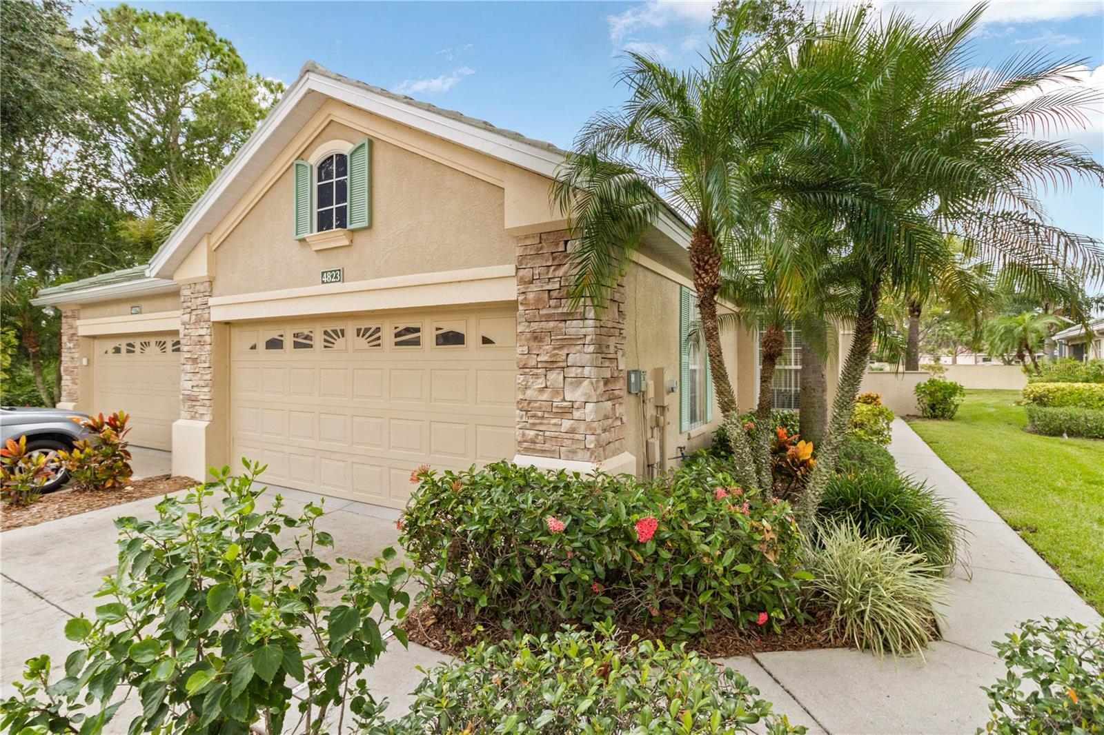 Property Photo: 4823 Lakescene Place FL 34243
