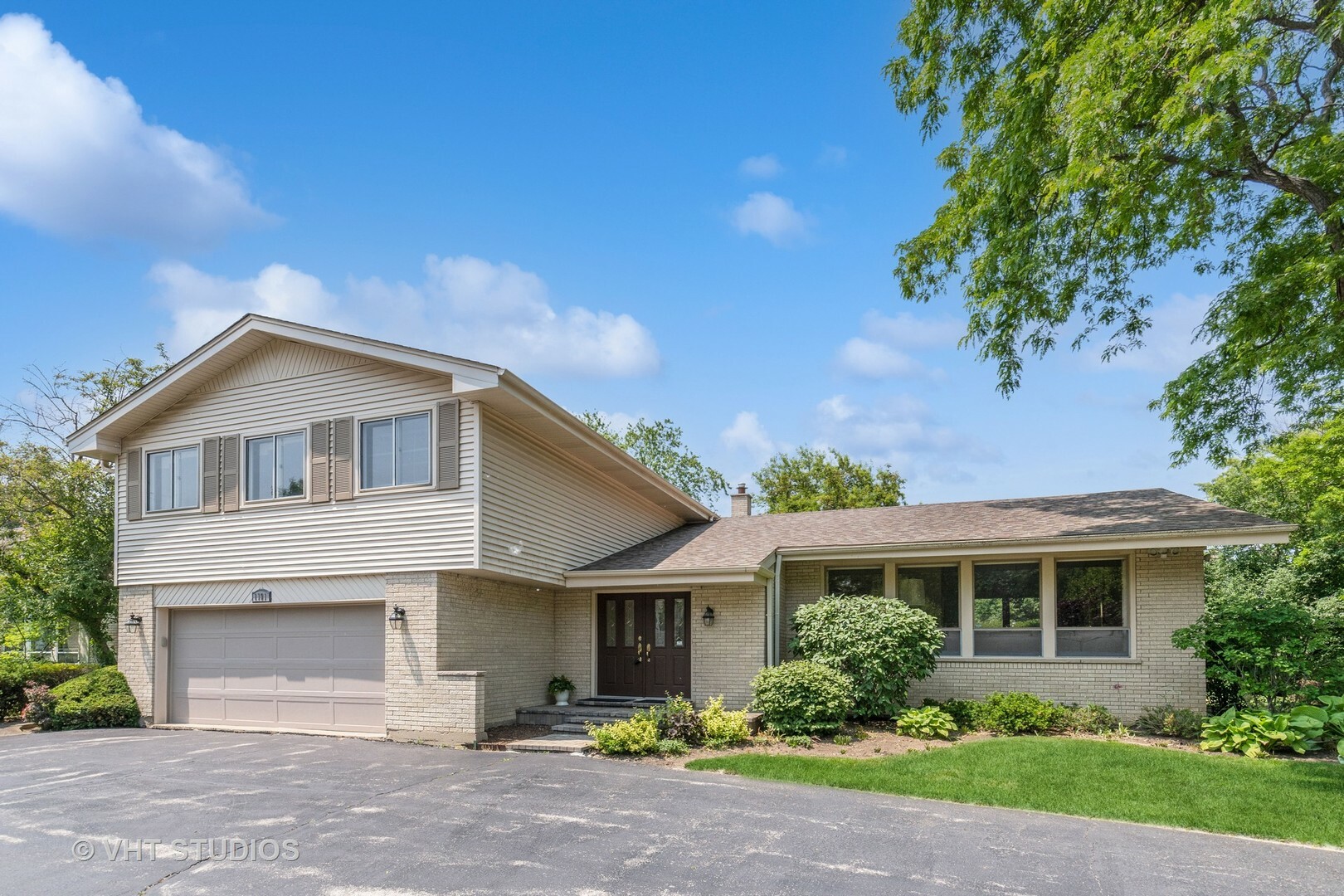 Property Photo: 1191 Cambridge Court IL 60035