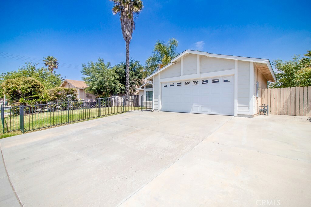 Property Photo:  616 Catamaran Way  CA 92571 