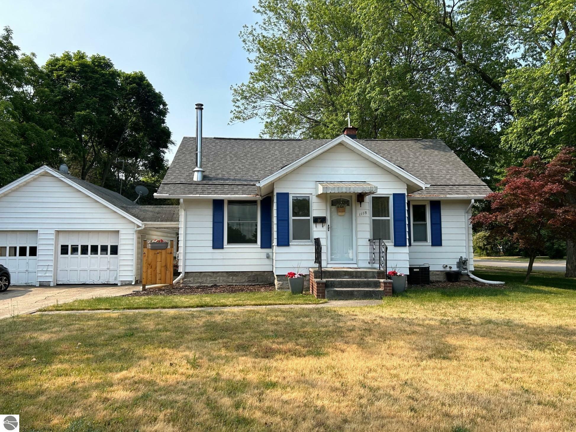 Property Photo:  1118 E High Street  MI 48858 