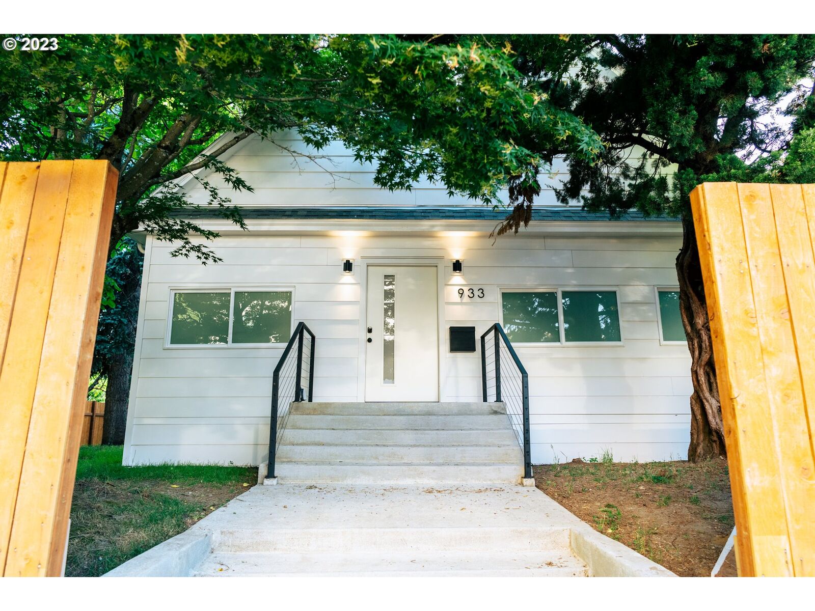 Property Photo:  933 SE 34th Ave  OR 97214 