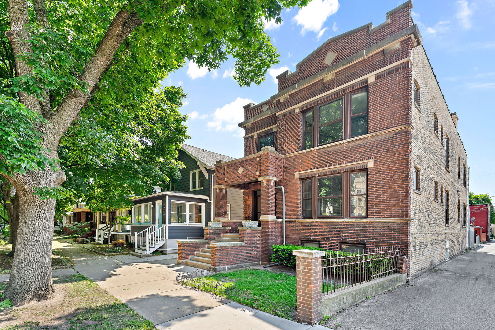 Property Photo: 4744 N Artesian Avenue IL 60625