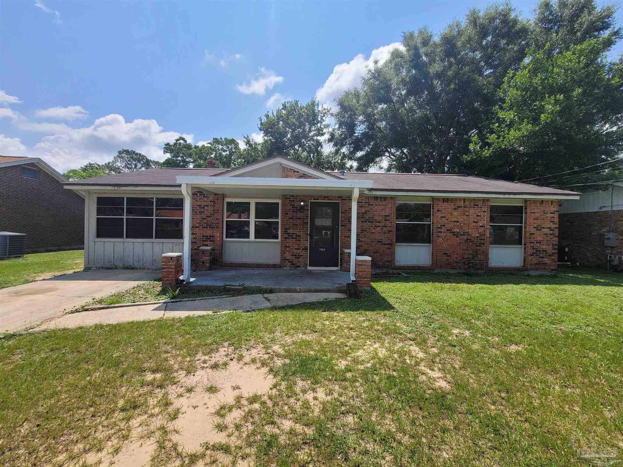 Property Photo: 5712 Hermosa Cir FL 32526