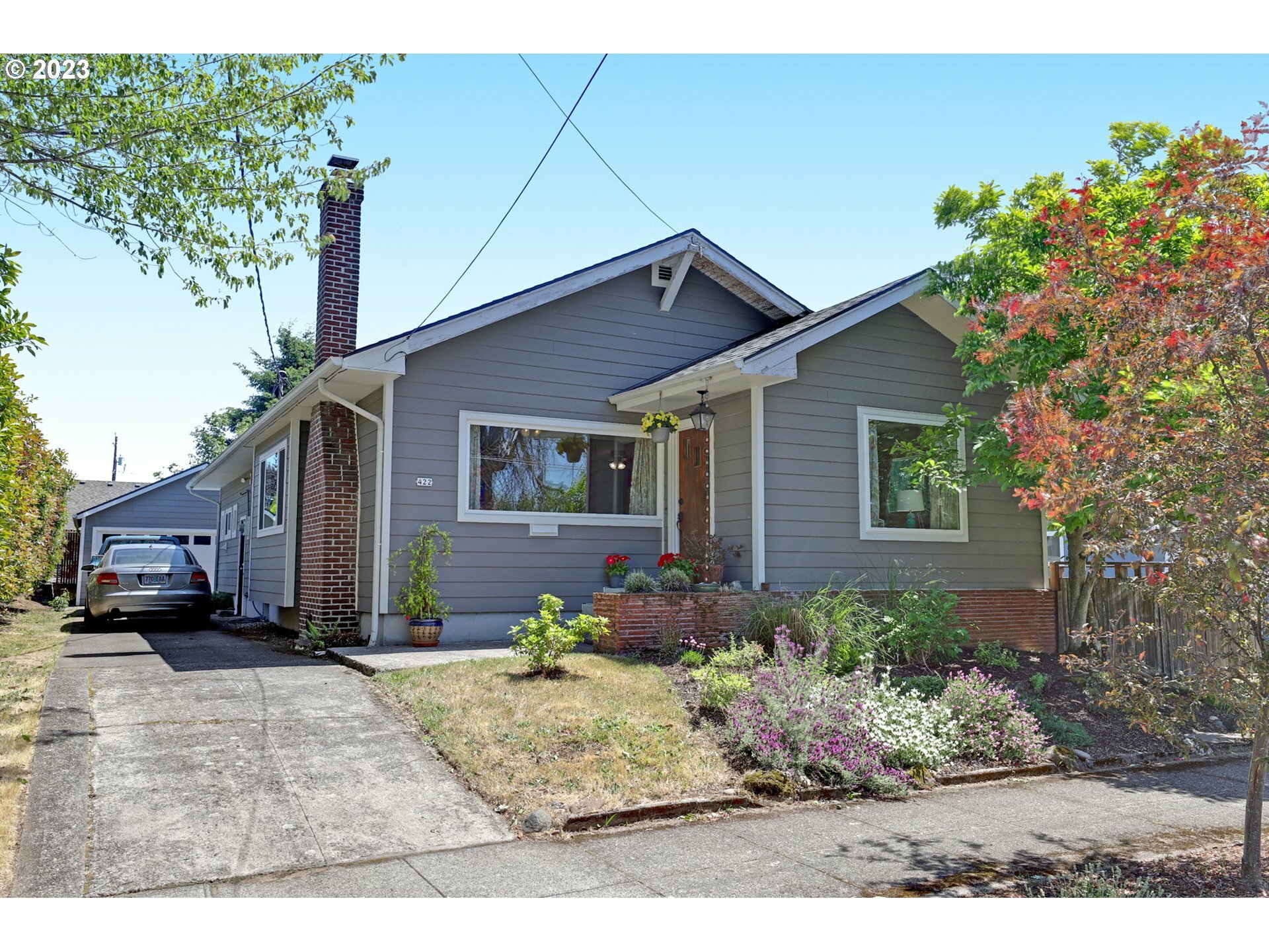 Property Photo:  422 NE 55th Ave  OR 97213 