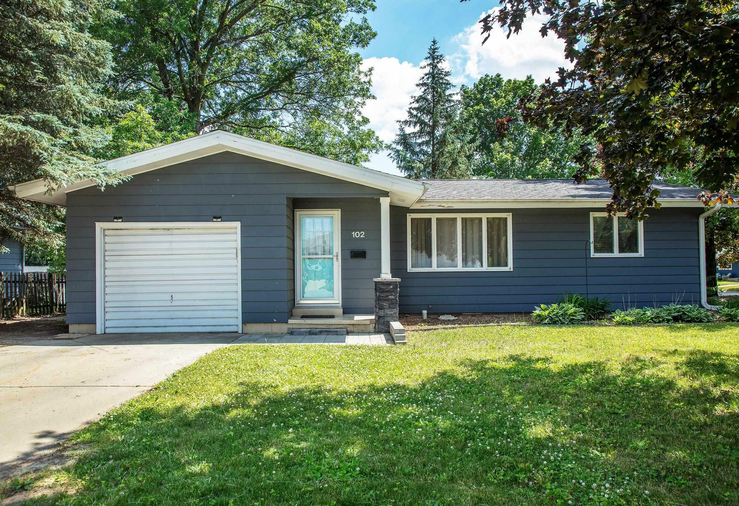 Property Photo:  102 Crestwood Ave  IA 50677 