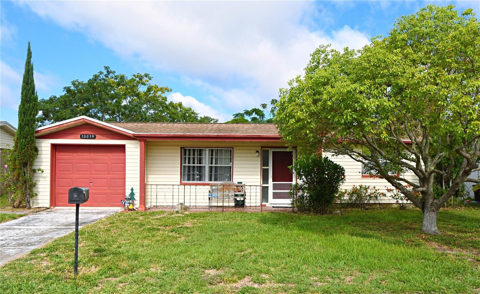 Property Photo:  10039 Kingswood Lane  FL 34668 