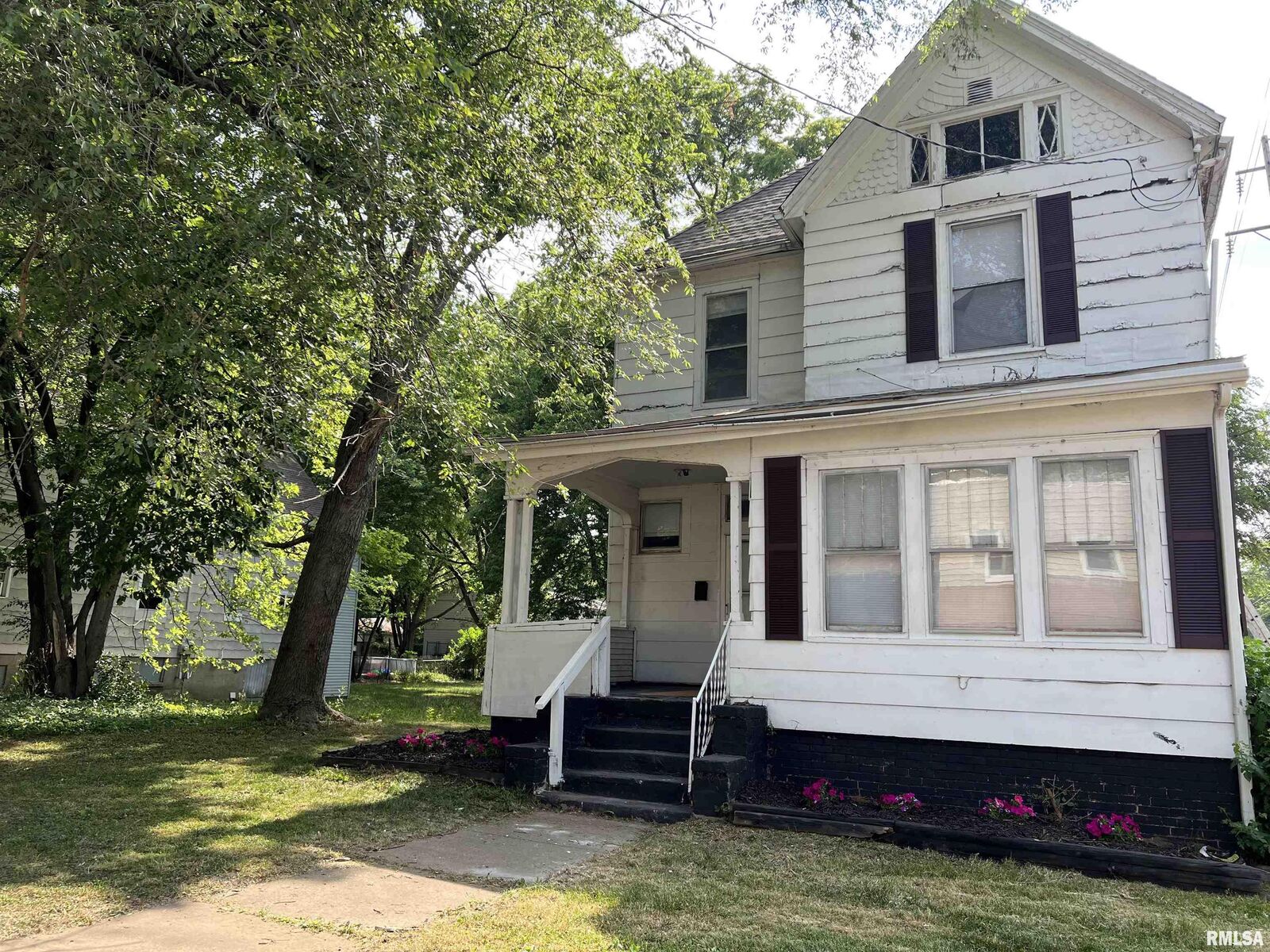 Property Photo: 1831 N Linn Street IL 61604