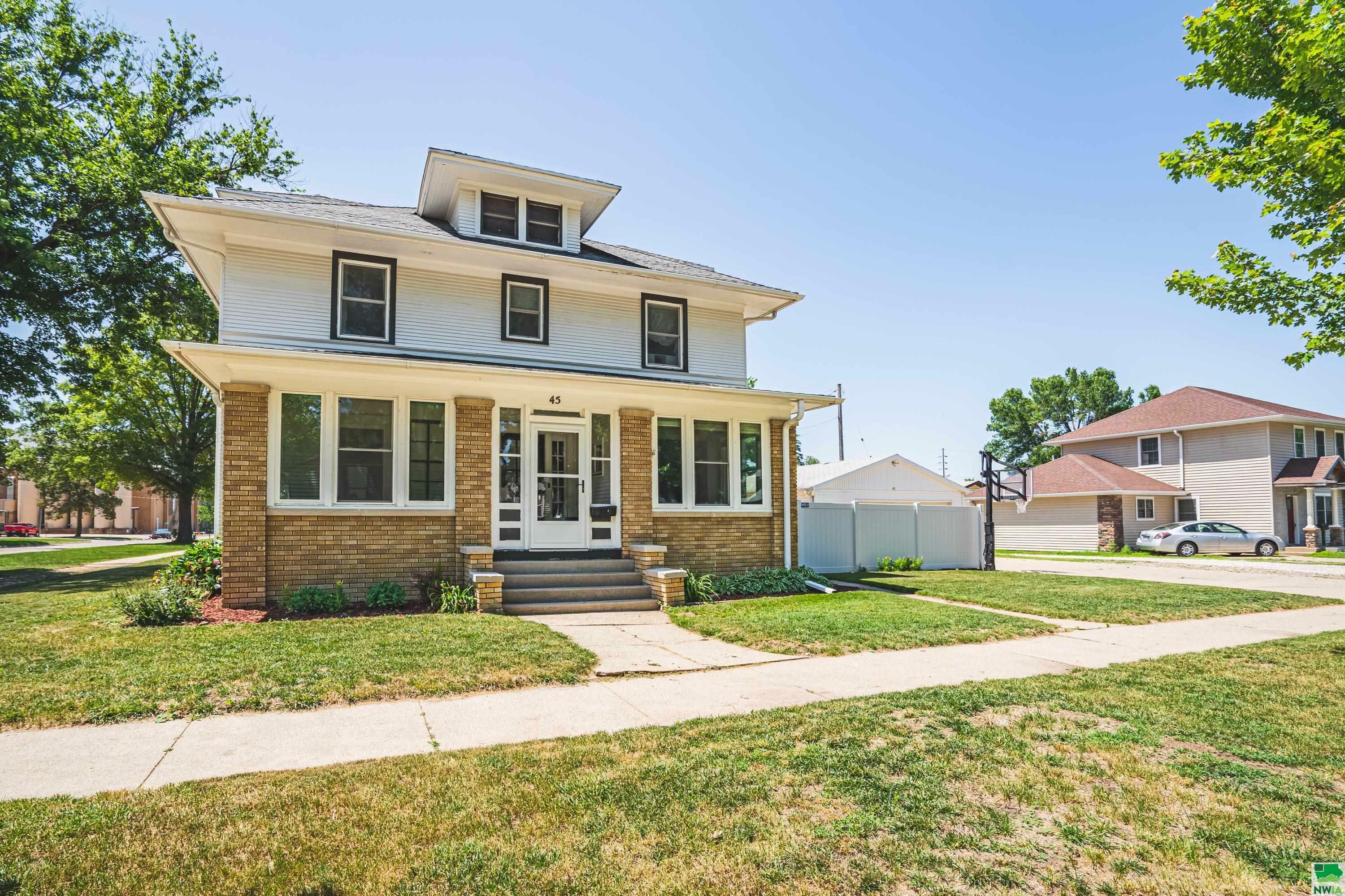 Property Photo:  45 3rd Ave SE  IA 51031 