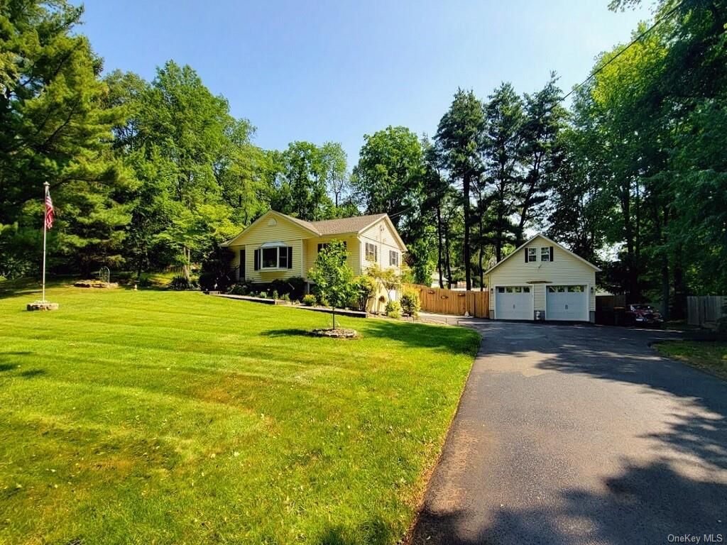 Property Photo:  14 Montfort Woods Road  NY 12590 