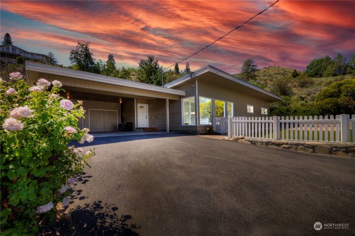Property Photo:  2347 W Prospect Avenue  WA 98816 