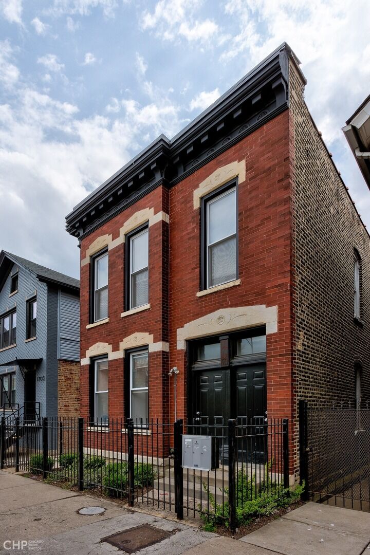 Property Photo:  1707 W Augusta Boulevard 1F  IL 60622 