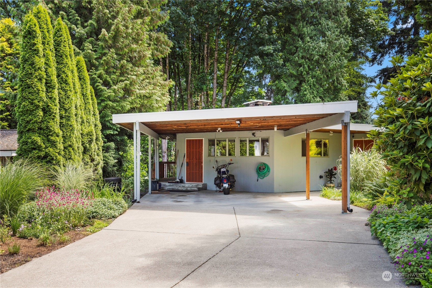 Property Photo: 12515 SE 48th Place WA 98006
