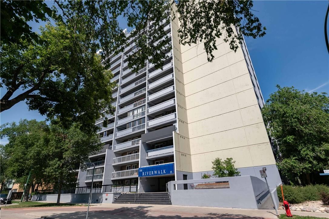 Home for sale in Winnipeg 15 Kennedy Street, Winnipeg, MB R3C3X5