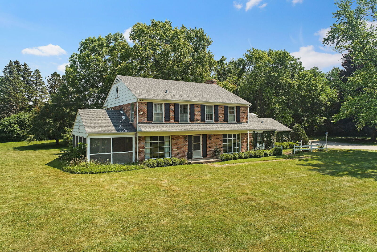 Property Photo:  379 W County Line Road  IL 60010 