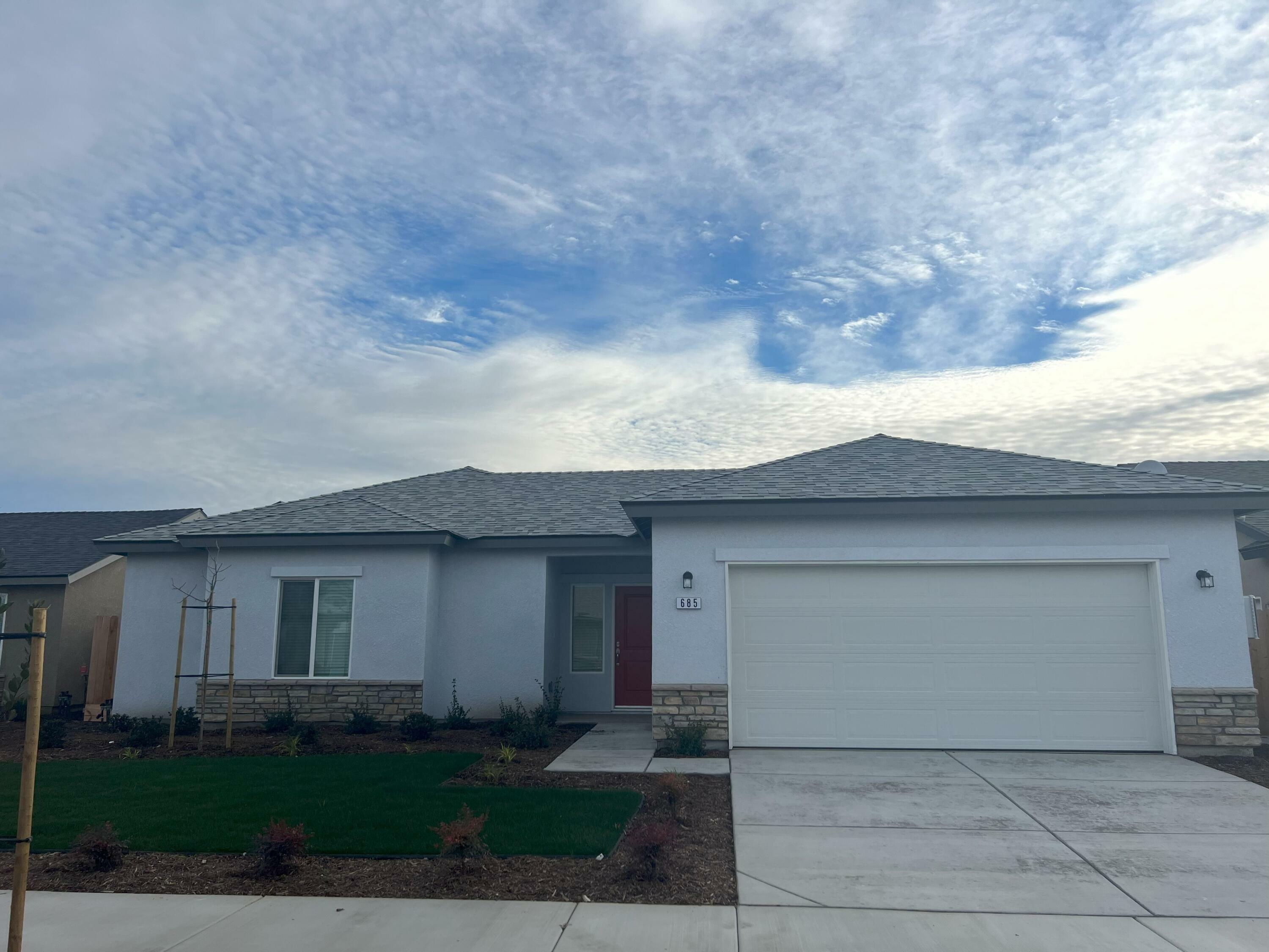 Property Photo:  685 W Red Oak Avenue N  CA 93257 