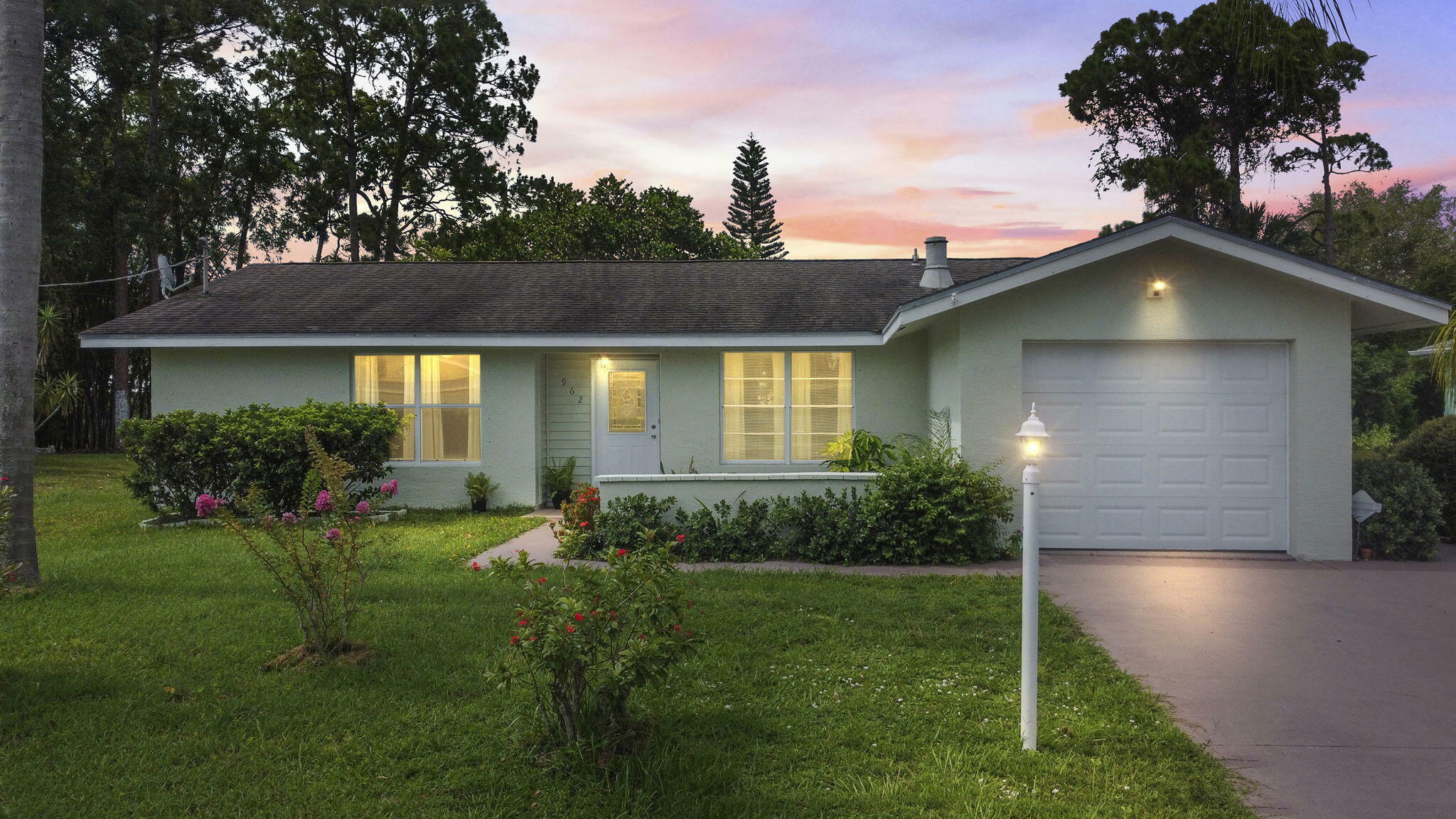 Property Photo:  962 SE Atlantus Avenue  FL 34983 