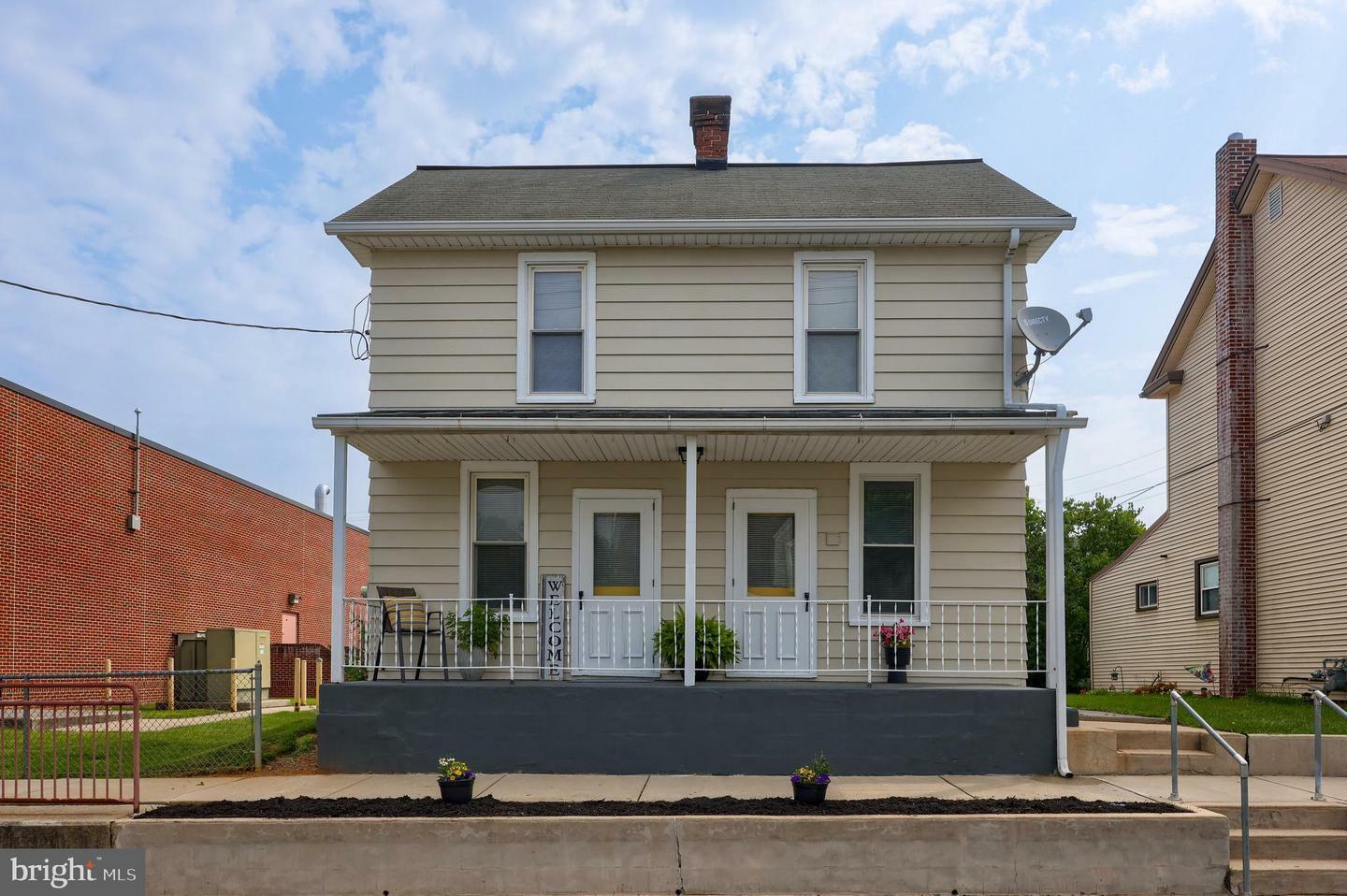 Property Photo:  104 N Locust Street  PA 17078 