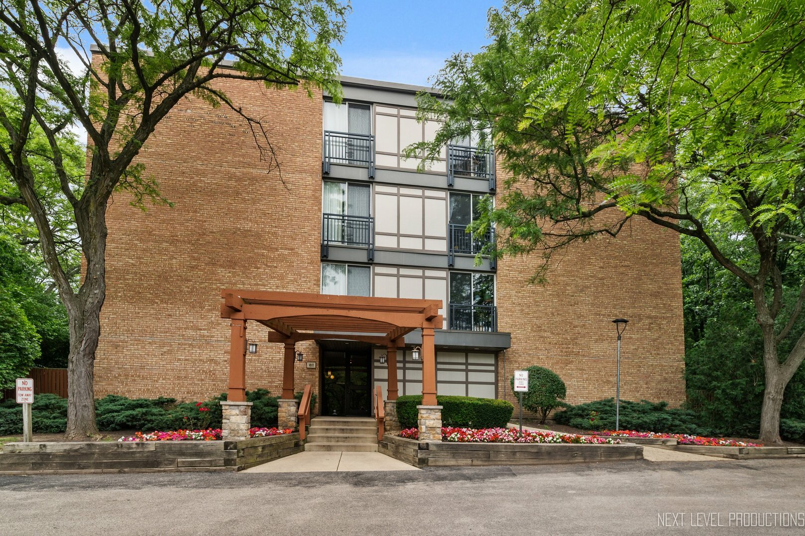 Property Photo:  1811 Four Lakes Avenue 4E  IL 60532 