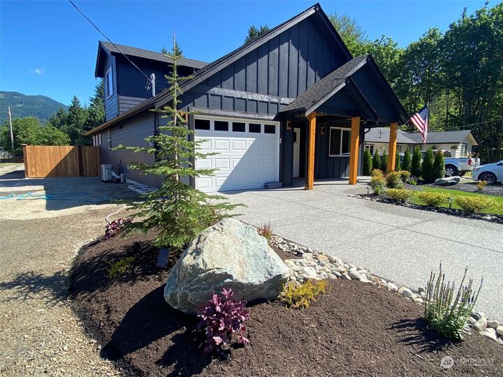 Property Photo:  1002 Riddle Street  WA 98241 