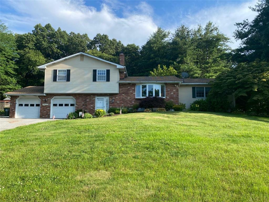 Property Photo: 7684 Hilltop Court PA 18066