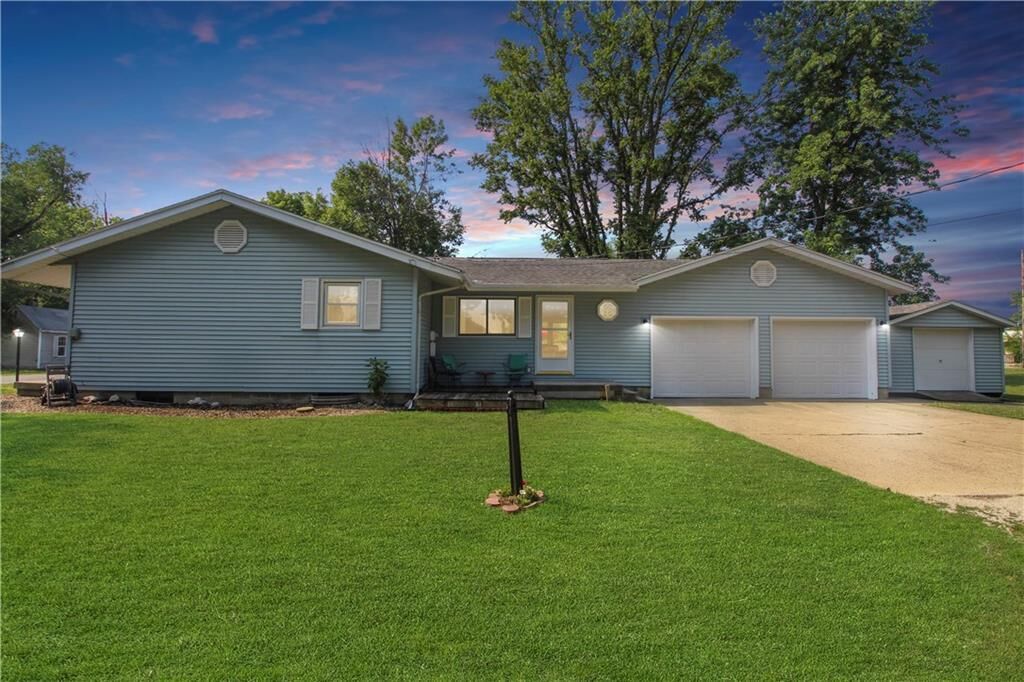 Property Photo:  603 S Van Buren Street   61951 