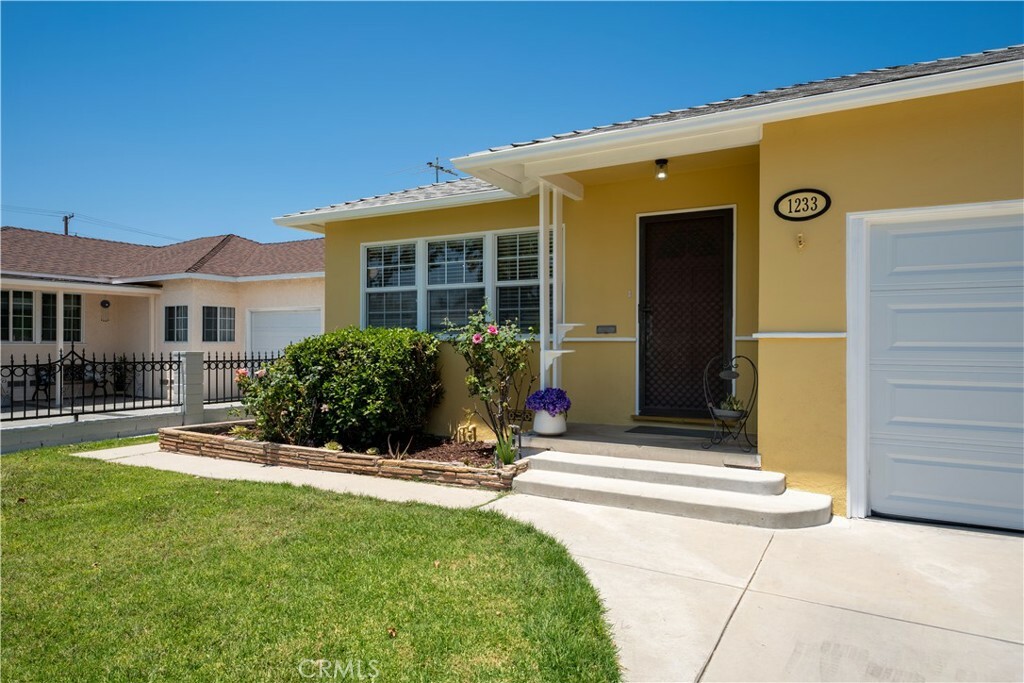 Property Photo:  1233 W Glenwood Place  CA 92707 