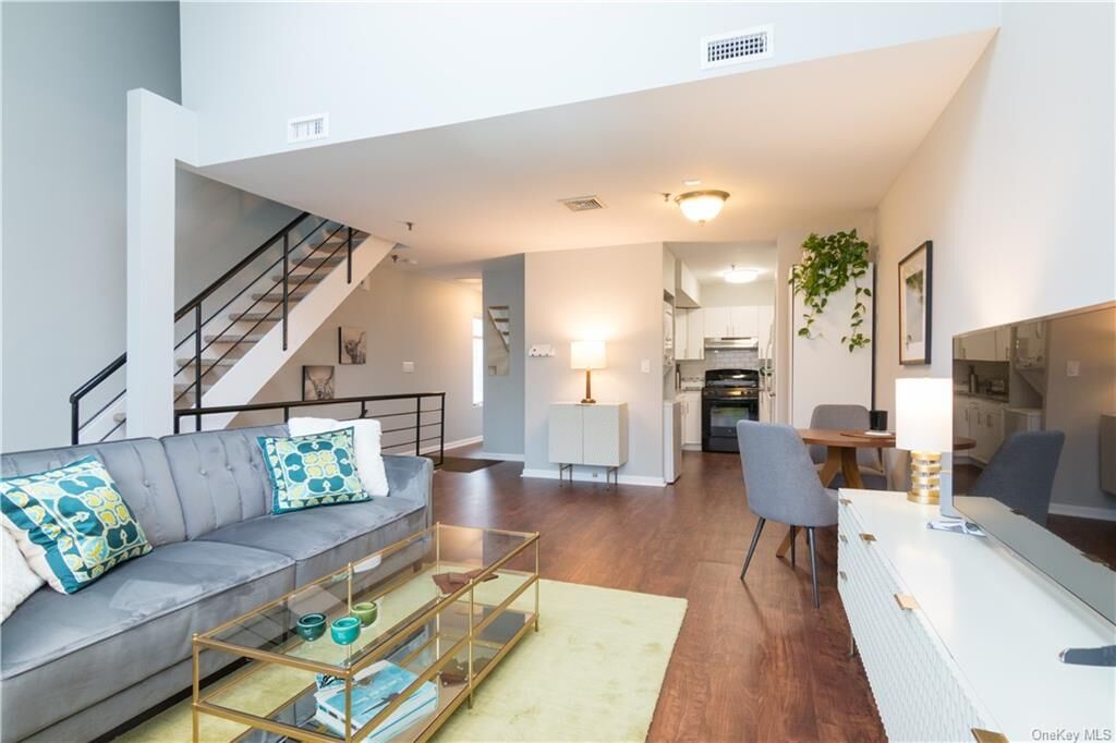 Property Photo:  100 Chatterton Avenue 8  NY 10606 