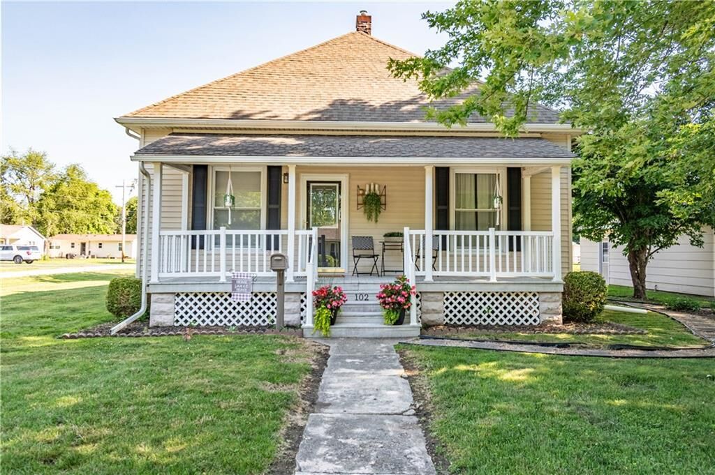 Property Photo:  102 E George Street   61951 