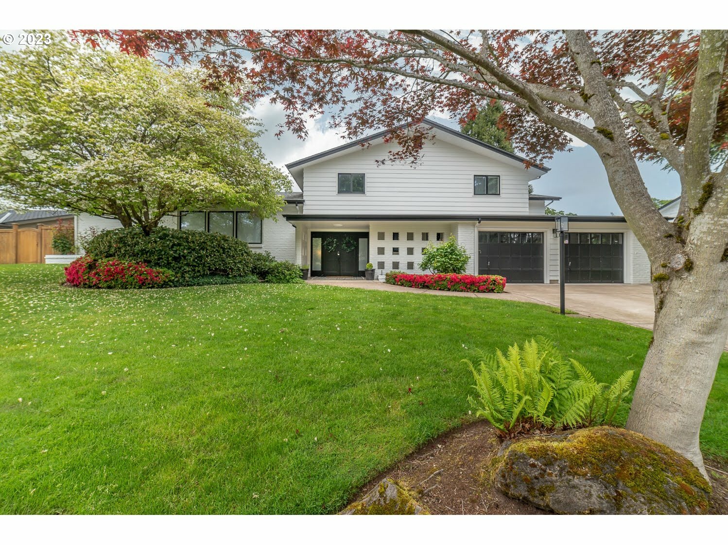 Property Photo: 2085 Oakmont Way OR 97401