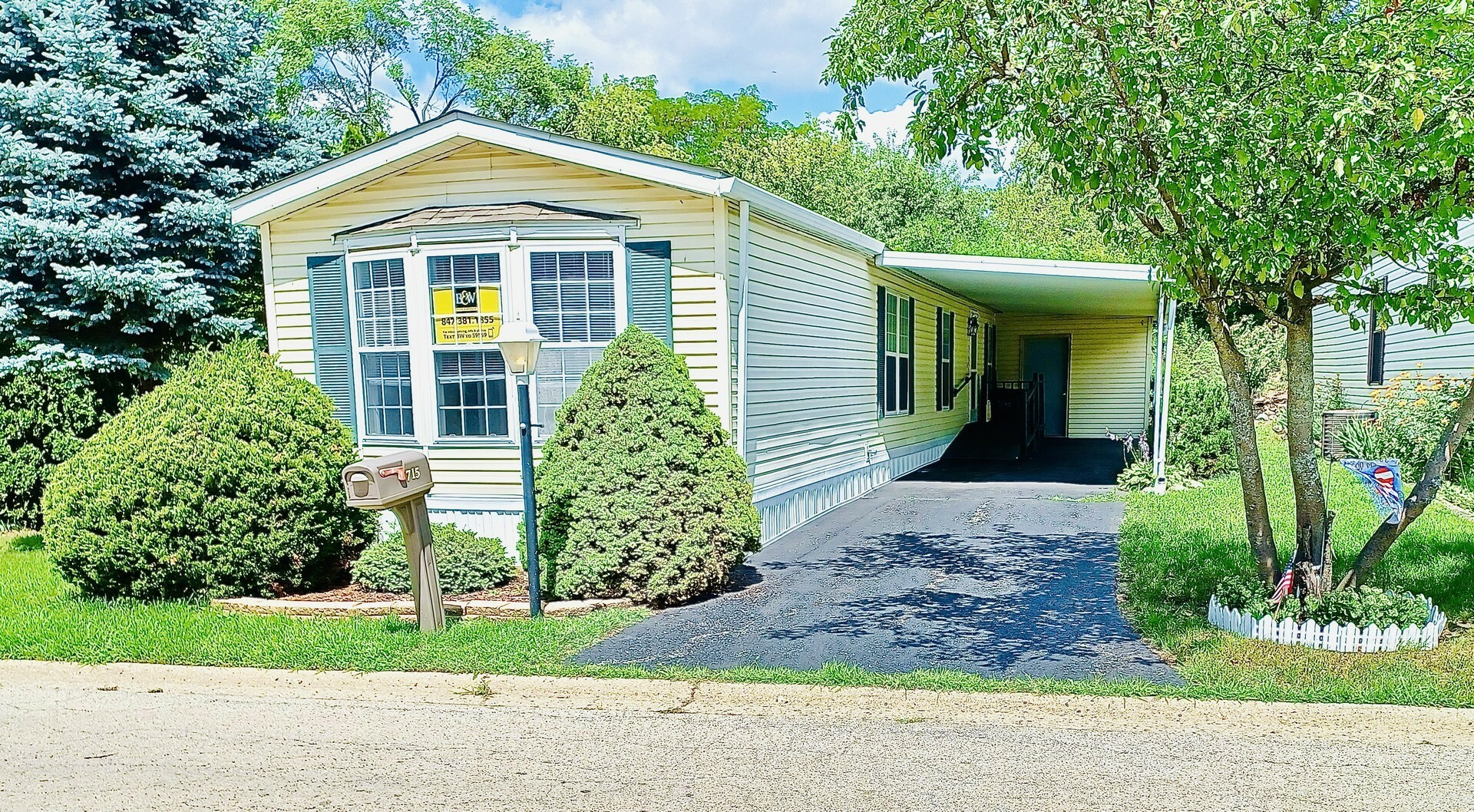 Property Photo: 715 Hillcrest Lane IL 60014
