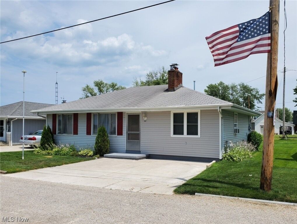 Property Photo:  247 N Maplewood Drive  OH 43440 