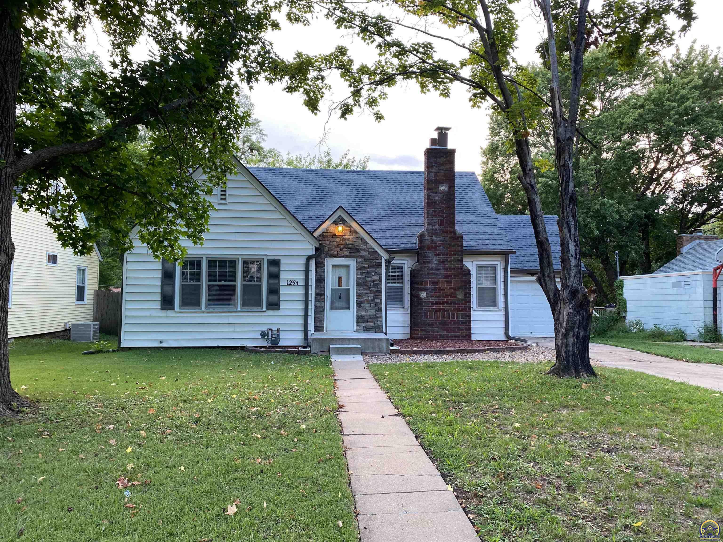 Property Photo:  1233 SW Webster Ave  KS 66604 