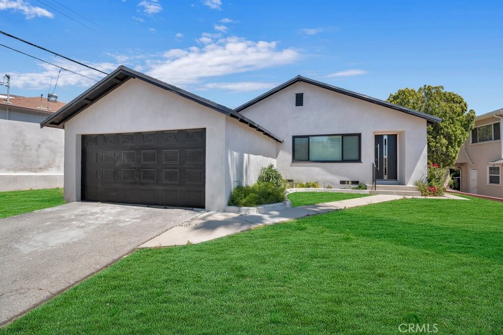 Property Photo: 2670 N Lamer Street CA 91504