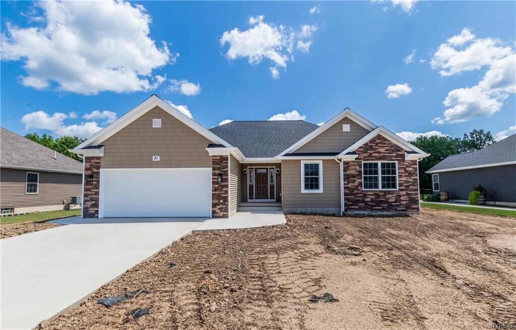 Property Photo:  31 Castlewood Court  NY 14072 