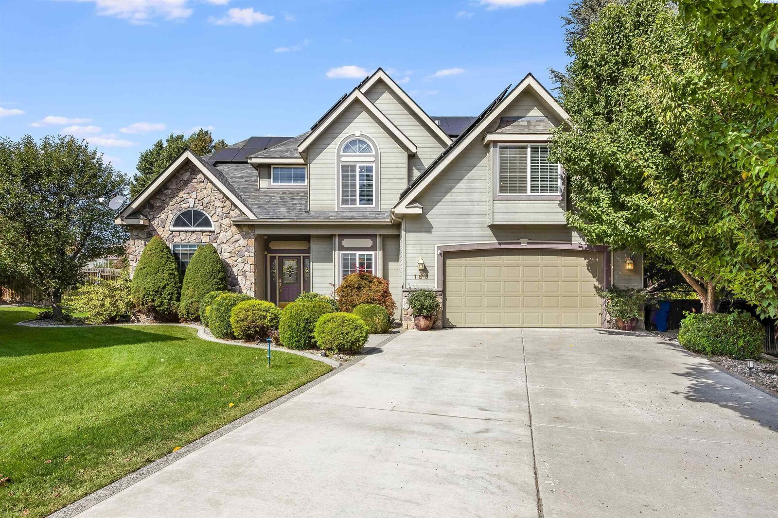 Property Photo:  183 McIntosh Ct  WA 99352 