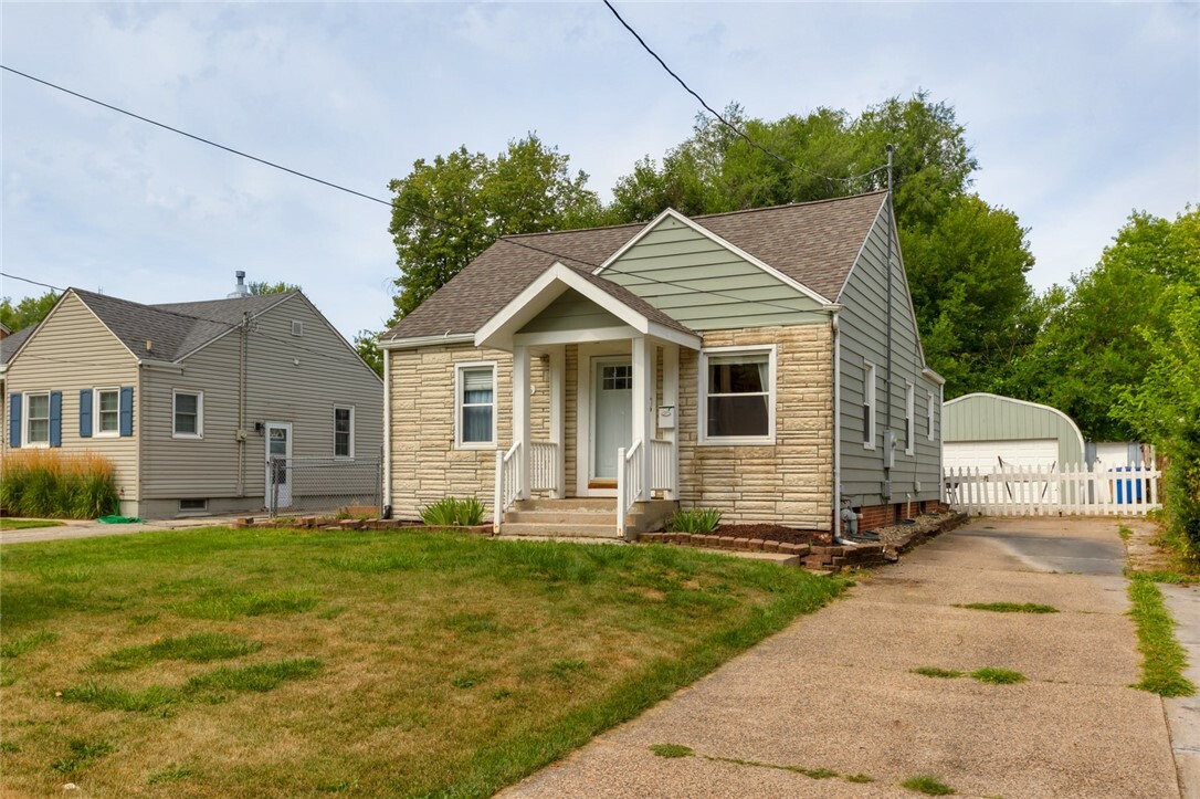 Property Photo:  2416 47th Street  IA 50310 