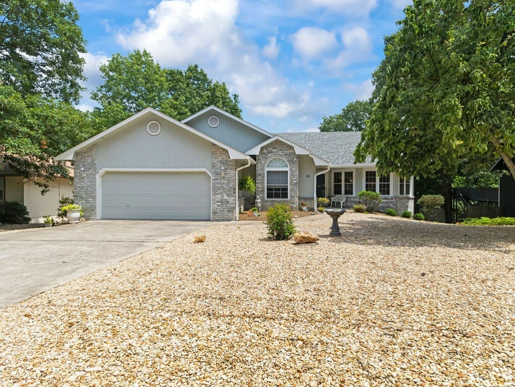 Property Photo: 10 Lavendon Circle Drive AR 72714