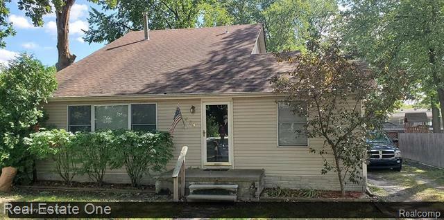 Property Photo:  484 Hickory Drive  MI 48083 