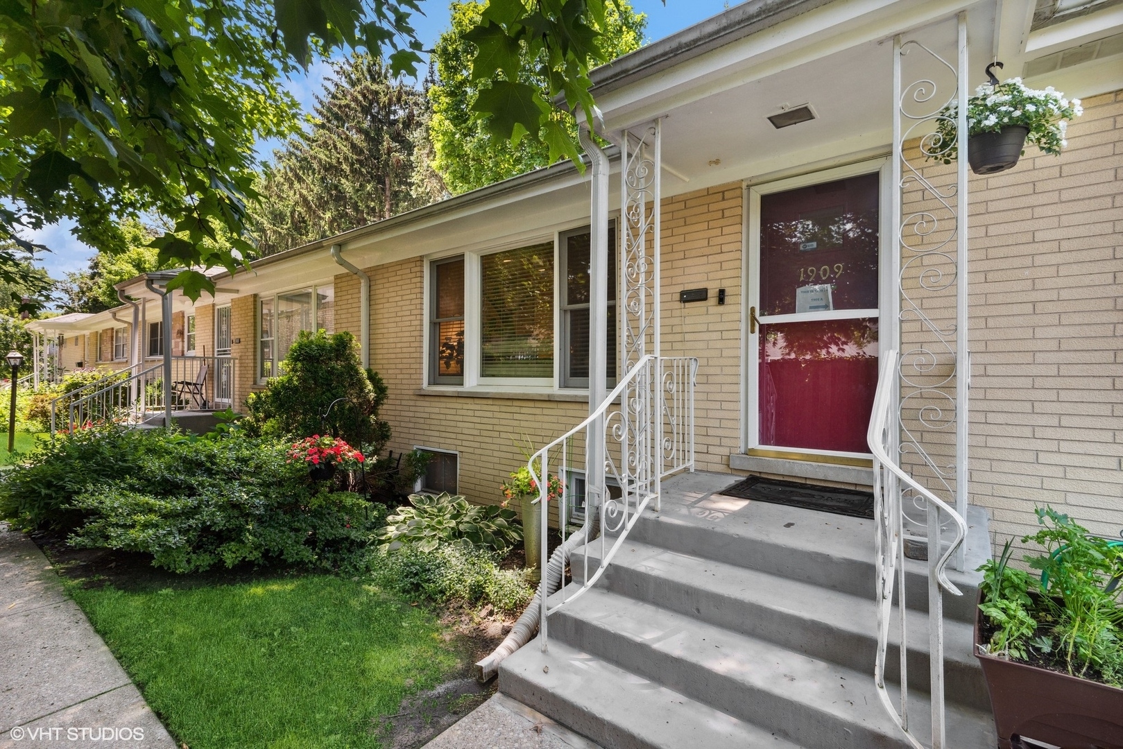 Property Photo: 1909 Grant Street IL 60201