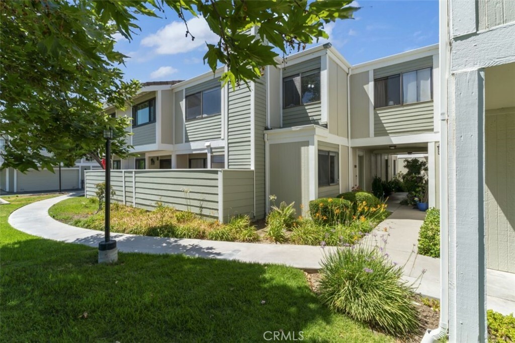 Property Photo:  27060 Crossglade Avenue 4  CA 91351 