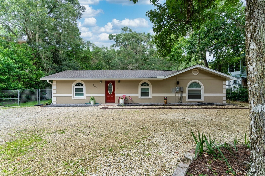 Property Photo:  207 N Robin Hood Road  FL 34450 