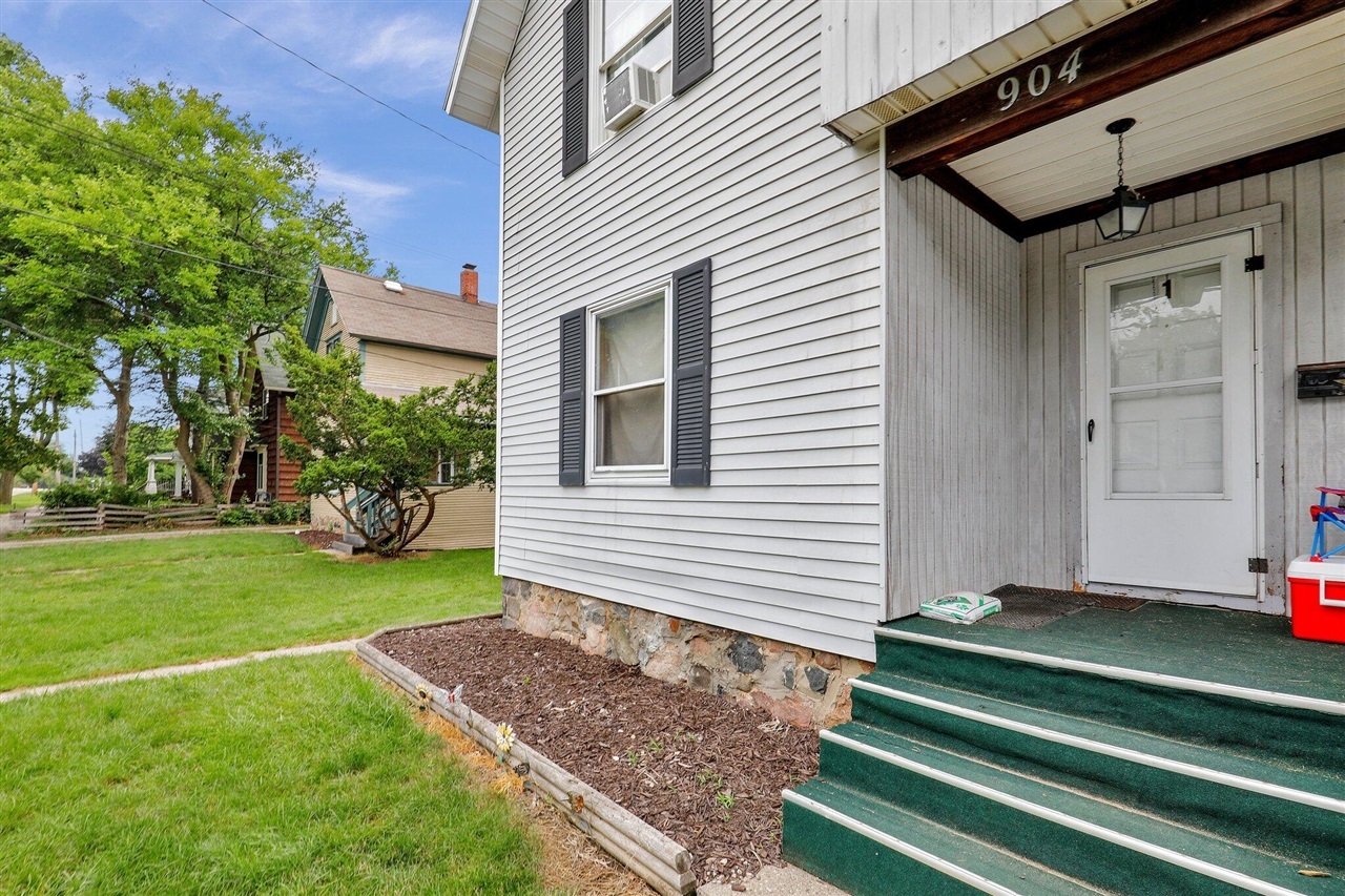 Property Photo:  904 Seymour Avenue  MI 48906-5131 