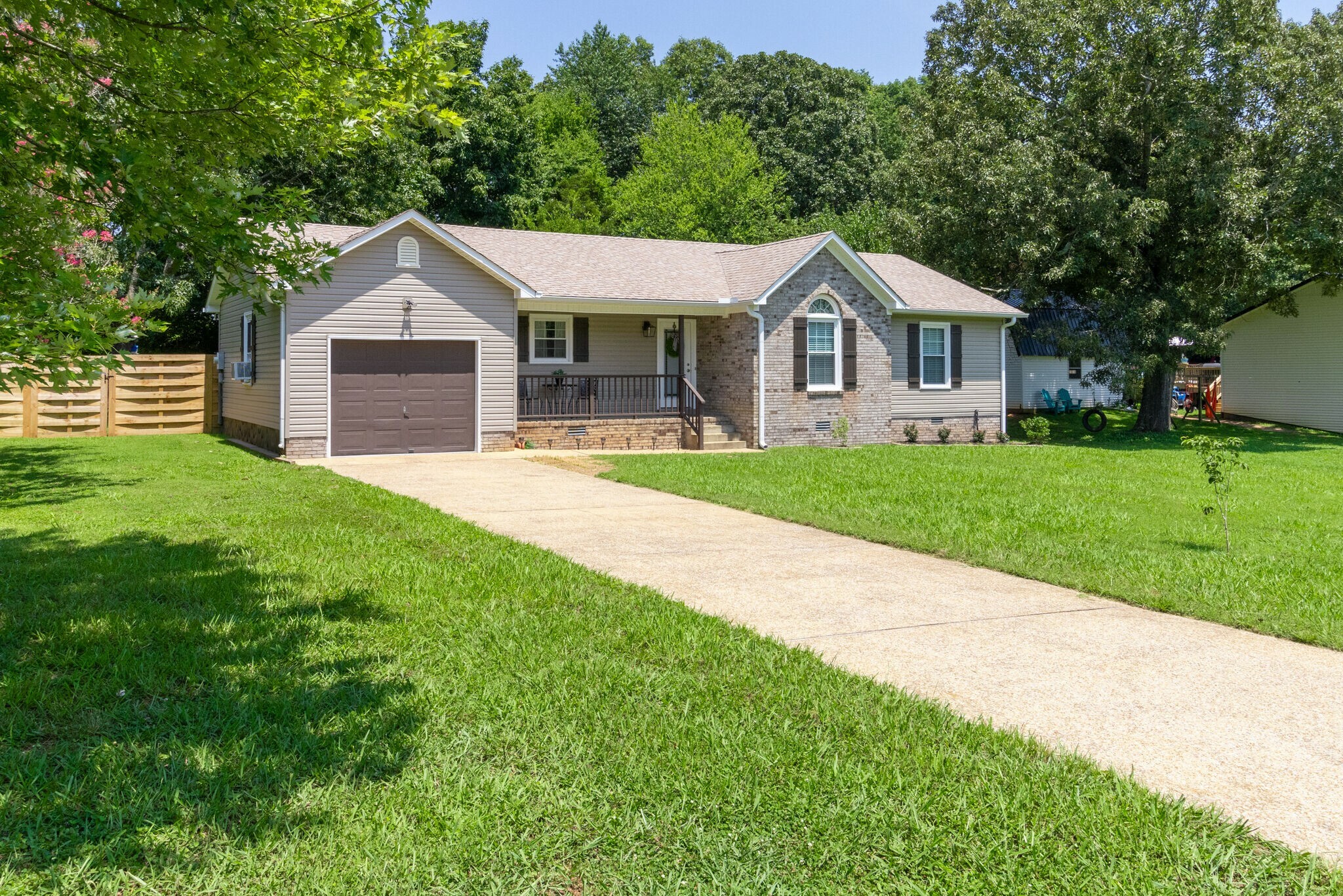 Property Photo: 1702 Briarwood Dr TN 38464
