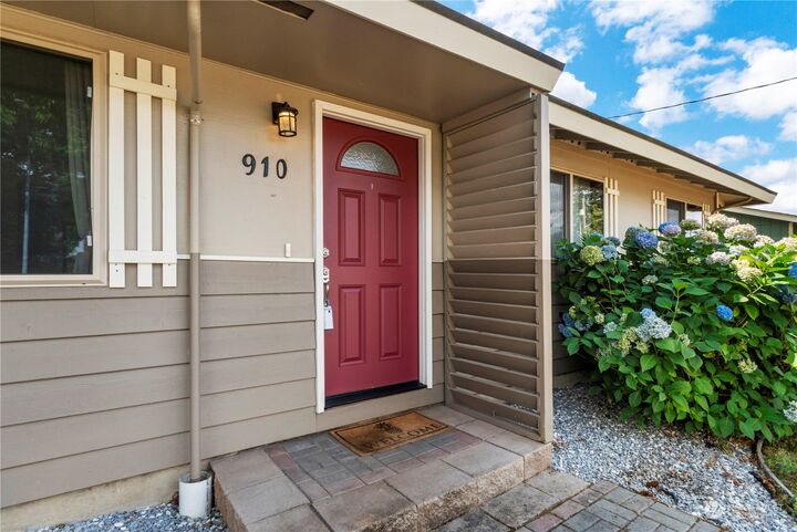 Property Photo:  910 9th Avenue SW  WA 98371 