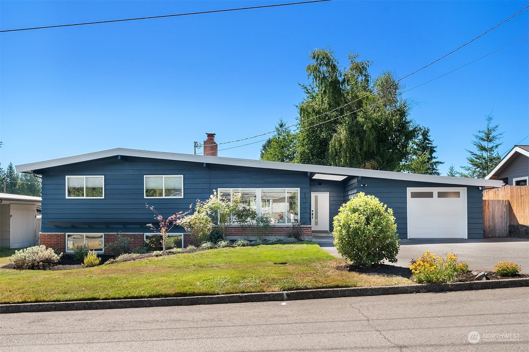 Property Photo:  1015 166th Avenue SE  WA 98008 