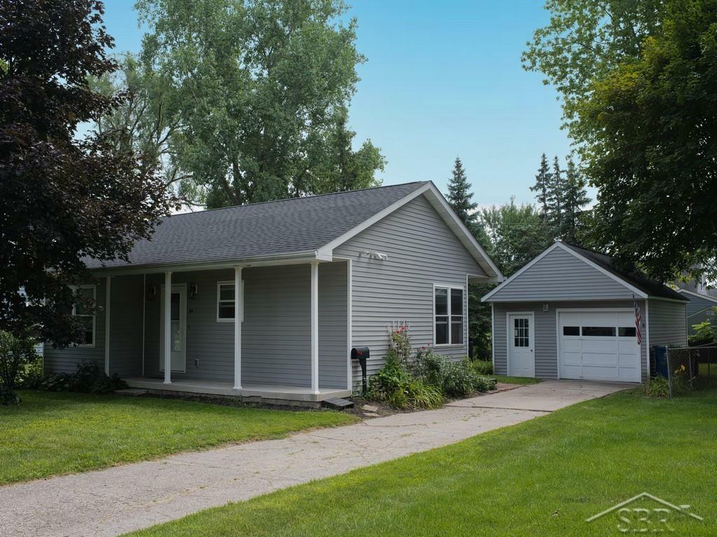 Property Photo:  841 Meadowlawn  MI 48604 