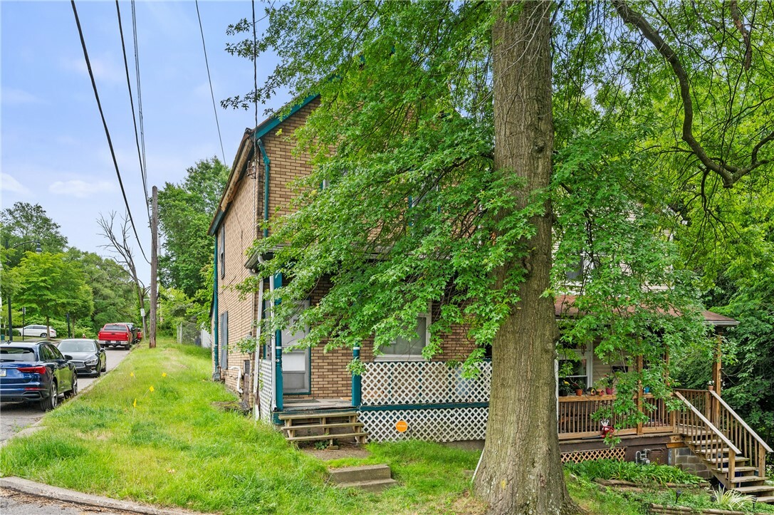 Property Photo:  428 Donna St  PA 15224 